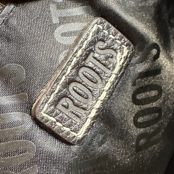 Roots Crossbody Messenger Bag - Pebbled Leather - As New Condition - Picture 5 of 8